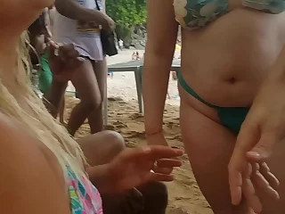Atriz porno se exibindo e se oferecendo para banhistas no Guarujá Brasil
